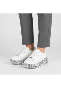 Sneakersy damskie Filippo, cholewka skóra naturalna licowa perforowana sznurowanie klasyczne niski fason gruba podeszwa z kontrastowym nadrukiem, bia. Okazja: na co dzień. Zapięcie: sznurówki. Kolor: biały. Materiał: skóra. Szerokość cholewki: normalna. Wzór: nadruk. Obcas: na platformie #2