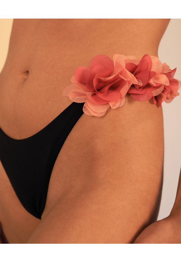 LA REVECHE - Czarny dół od bikini Adele. Kolor: czarny. Materiał: tkanina, szyfon, materiał. Wzór: aplikacja, kwiaty