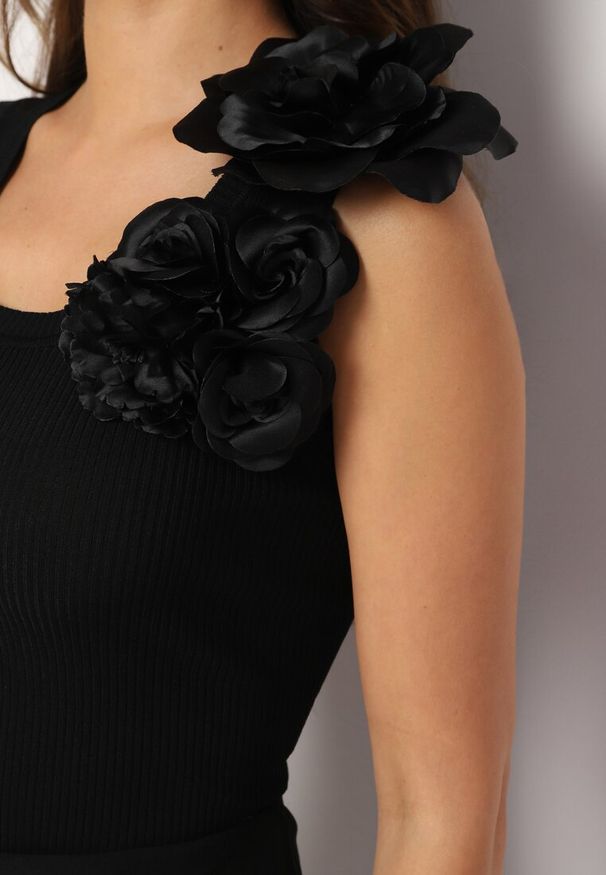 Born2be - Czarny Top z Naszywką w Kształcie Kwiatów Teralia. Okazja: na co dzień. Kolor: czarny. Wzór: kwiaty, aplikacja. Styl: elegancki, casual