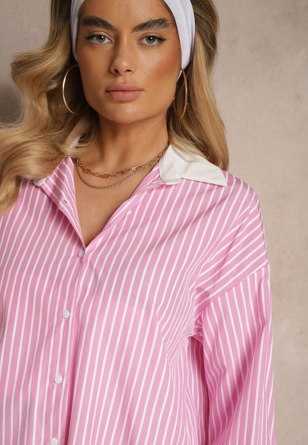 Renee - Różowa Prążkowana Koszula o Fasonie Oversize z Kontrastowymi Wstawkami Onelira. Okazja: na spotkanie biznesowe, do pracy, na co dzień. Typ kołnierza: kołnierzyk klasyczny. Kolor: różowy. Materiał: prążkowany. Długość rękawa: długi rękaw. Długość: długie. Styl: biznesowy, klasyczny, elegancki, casual