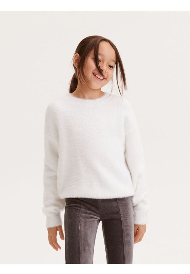 Reserved - Sweter z dzianiny z długim włosem - biały. Kolor: biały. Materiał: dzianina. Długość: długie