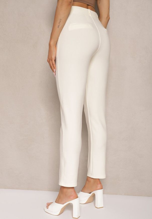 Renee - Jasnobeżowe Spodnie Ozdobione Kantem i Guzikami Zenwia. Okazja: na co dzień, na spotkanie biznesowe. Stan: podwyższony. Kolor: beżowy. Materiał: materiał. Wzór: aplikacja. Styl: casual, elegancki, biznesowy