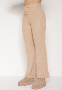 Born2be - Beżowy Komplet z Bawełną i Wełną Sweter z Guzikami i Proste Spodnie Reisadia. Kolor: beżowy. Materiał: wełna, bawełna #2