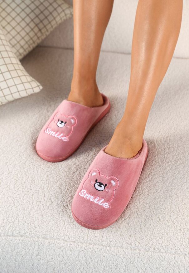 Born2be - Ciemnoróżowe Kapcie Welurowe z Ozdobną Naszywką i Futerkiem Naorita. Okazja: na co dzień, do domu. Kolor: różowy. Materiał: welur, futro. Wzór: aplikacja. Styl: casual