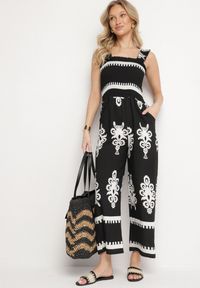 Born2be - Czarny Wiskozowy Kombinezon na Ramiączkach z Szeroką Nogawką Sonavirea. Okazja: na spacer, na co dzień. Kolor: czarny. Materiał: wiskoza. Długość rękawa: na ramiączkach. Długość: długie. Wzór: aplikacja. Styl: casual, klasyczny #5