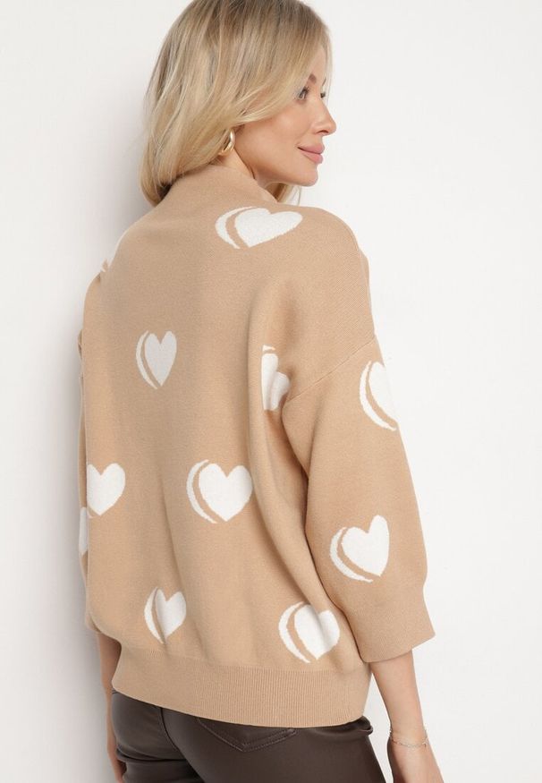 Born2be - Ciemnobeżowy Sweter z Modalem i Wiskozą w Serca Zeanita. Okazja: na co dzień. Kolor: beżowy. Materiał: wiskoza. Styl: elegancki, casual