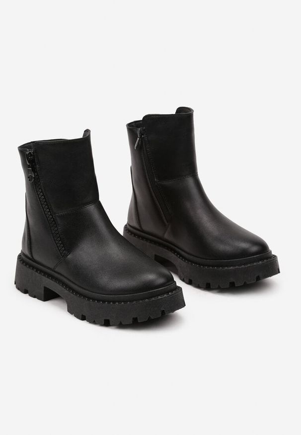 Born2be - Czarne Botki na Grubej Podeszwie Ozdobione Suwakiem Tarilia. Okazja: na co dzień. Kolor: czarny. Materiał: jeans. Wzór: aplikacja. Obcas: na obcasie. Styl: elegancki, casual. Wysokość obcasa: średni
