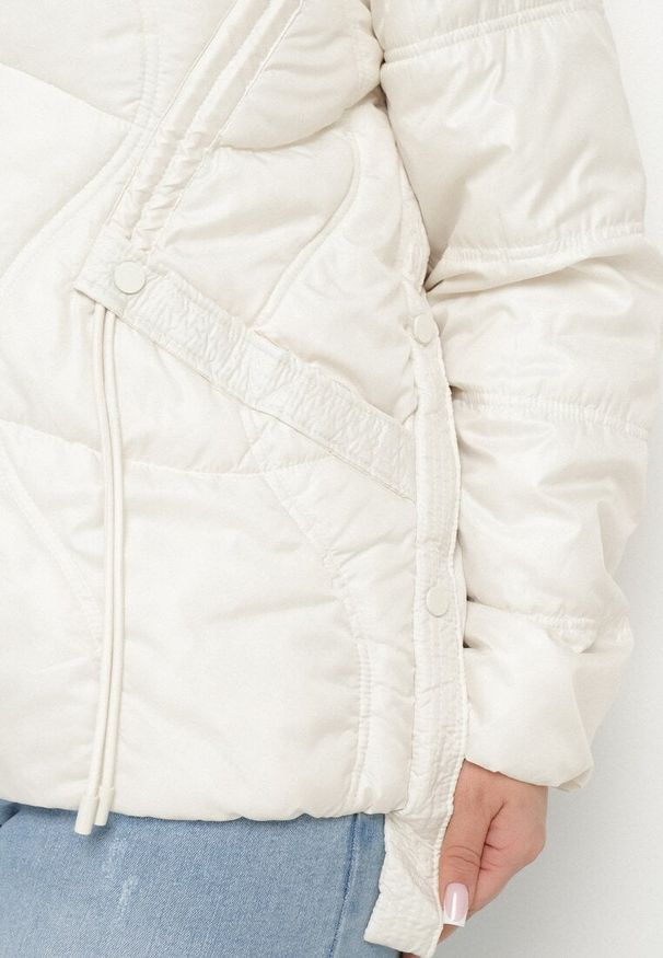 Born2be - Biała Kurtka Pikowana z Nieodpinanym Kapturem i Kieszeniami Annitte. Okazja: na co dzień. Kolekcja: plus size. Kolor: biały. Materiał: jeans. Styl: casual