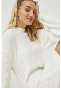 Hollister Co. sukienka kolor biały mini prosta. Okazja: na co dzień. Typ kołnierza: golf. Kolor: biały. Typ sukienki: proste. Styl: casual. Długość: mini #5