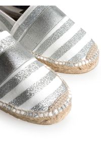 Trussardi Jeans Espadryle | 79A90602 | Kobieta | Srebrny. Nosek buta: okrągły. Kolor: srebrny. Materiał: skóra, tkanina. Wzór: aplikacja