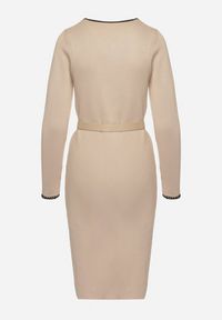 Born2be - Beżowa Dzianinowa Sukienka z Wiskozą Zdobiona Metalicznymi Wstawkami i Paskiem Caledi. Okazja: na co dzień. Kolor: beżowy. Materiał: wiskoza, dzianina. Długość rękawa: długi rękaw. Wzór: aplikacja. Styl: klasyczny, casual, elegancki #6