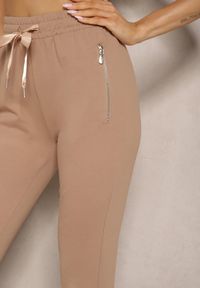 Renee - Ciemnobeżowe Spodnie Dresowe z Bawełny o Kroju Jogger High Waist Cherisa. Okazja: na co dzień. Stan: podwyższony. Kolor: beżowy. Materiał: dresówka, bawełna. Styl: elegancki, casual