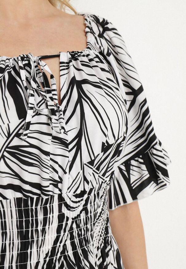 Born2be - Czarna Bawełniana Sukienka Rozkloszowana w Liście Alaniva. Okazja: na co dzień. Typ kołnierza: dekolt w kształcie V. Kolor: czarny. Materiał: bawełna. Wzór: nadruk. Sezon: wiosna, lato. Styl: casual, elegancki