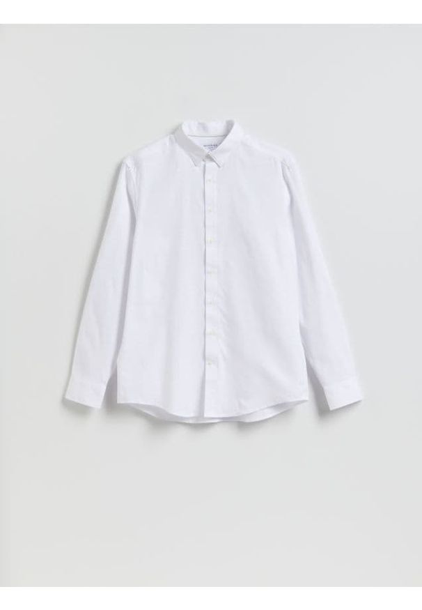 Reserved - Gładka koszula regular fit - biały. Kolor: biały. Materiał: tkanina, bawełna. Wzór: gładki