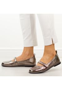 Skórzane gun baleriny damskie Filippo Dp7742/26. Okazja: na co dzień. Nosek buta: okrągły. Kolor: szary. Materiał: lakier, skóra. Sezon: wiosna, lato. Obcas: na płaskiej podeszwie. Styl: elegancki, klasyczny, casual #1