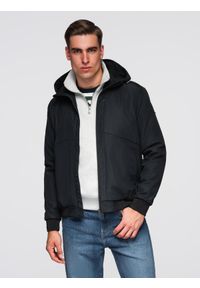 Ombre Clothing - Lekka kurtka męska z siateczkową podszewką i kapturem – czarna V4 - Rozmiar: S. Okazja: na co dzień. Typ kołnierza: kołnierzyk stójkowy. Kolor: czarny. Materiał: materiał, tkanina, poliester. Wzór: aplikacja. Styl: casual