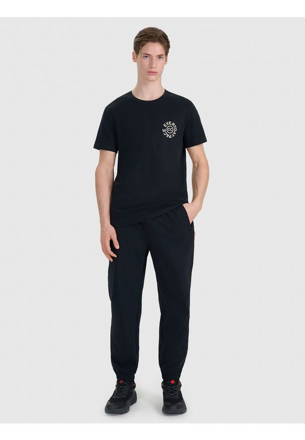 4f - 4F T-shirt regular z nadrukiem męski - czarny L. Okazja: na co dzień. Kolor: czarny. Materiał: dzianina, jersey, bawełna. Długość rękawa: krótki rękaw. Długość: krótkie. Wzór: nadruk. Styl: casual, klasyczny, sportowy