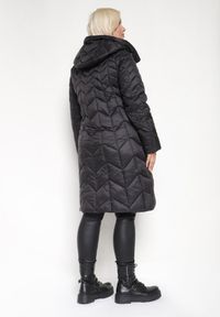 Born2be - Czarna Długa Kurtka z Ozdobnym Pikowanym Przeszyciem i Kapturem Pretini. Okazja: na co dzień. Kolekcja: plus size. Kolor: czarny. Materiał: jeans. Długość rękawa: długi rękaw. Długość: długie. Styl: elegancki, casual, klasyczny