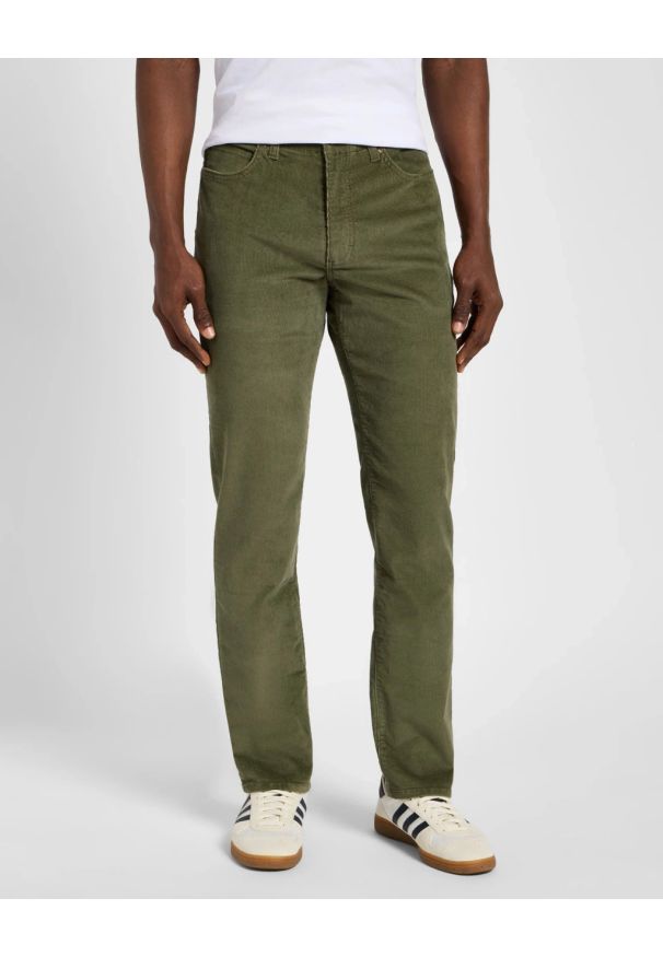 Lee - MESKIE SPODNIE MATERIALOWE LEE SLIM FIT MVP MERCANTILE GREEN 112355849