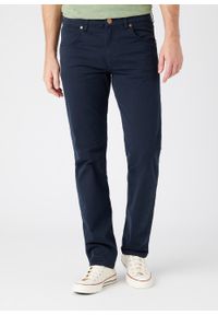 Wrangler - WRANGLER GREENSBORO MĘSKIE SPODNIE MATERIAŁOWE NAVY W15QY6114 112145835. Materiał: materiał