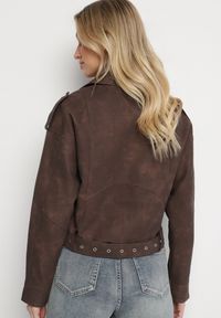 Born2be - Brązowa Kurtka Ramoneska z Ozdobnym Paskiem Sesanoria. Okazja: na co dzień. Kolor: brązowy. Materiał: jeans. Długość rękawa: długi rękaw. Długość: krótkie. Styl: rockowy, casual, elegancki #5