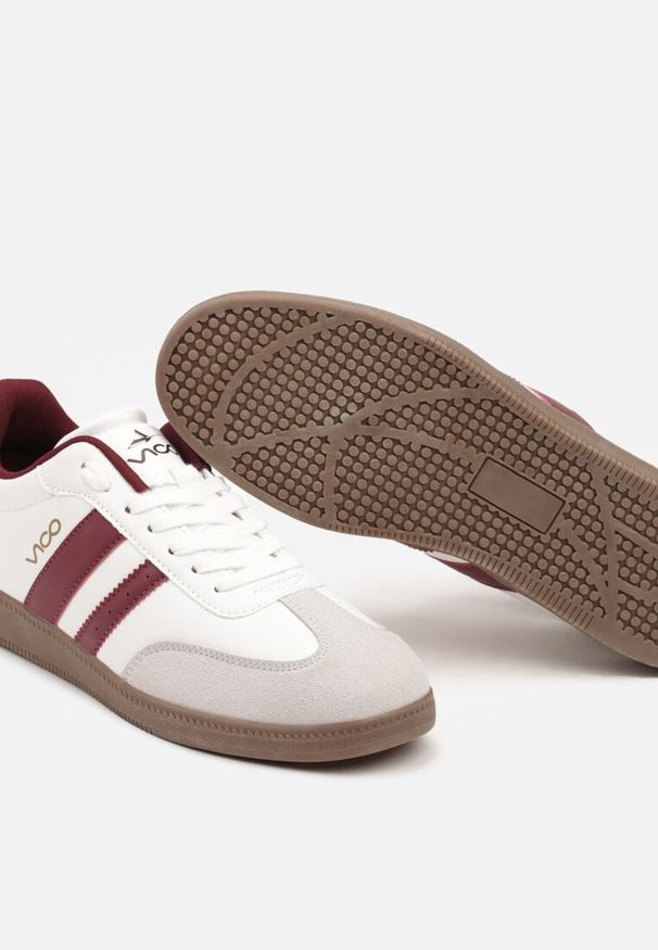 Born2be - Biało-Bordowe Płaskie Klasyczne Buty Sportowe Sneakersy ze Sznurowaniem z Ozdobnym Noskiem i Paskami Timaela. Okazja: na co dzień. Zapięcie: pasek. Kolor: biały. Materiał: jeans. Wzór: aplikacja