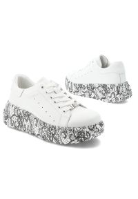 Sneakersy damskie Filippo, cholewka skóra naturalna licowa perforowana sznurowanie klasyczne niski fason gruba podeszwa z kontrastowym nadrukiem, bia. Zapięcie: sznurówki. Kolor: biały. Materiał: skóra. Szerokość cholewki: normalna. Wzór: nadruk #5