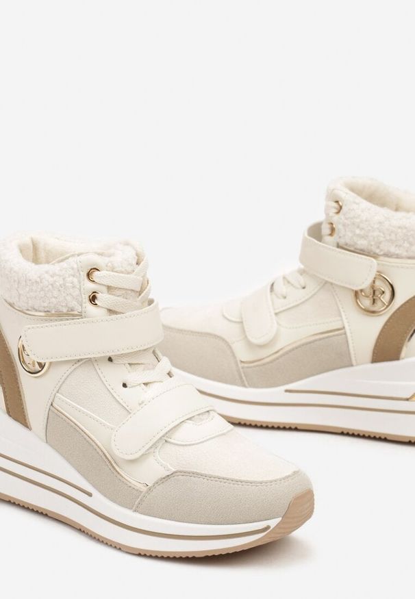 Born2be - Beżowe Sznurowane Sneakersy na Koturnie ze Sztucznym Futrem i Metalicznymi Aplikacjami Leridras. Nosek buta: okrągły. Zapięcie: sznurówki. Kolor: beżowy. Materiał: futro. Wzór: aplikacja. Obcas: na koturnie. Wysokość obcasa: średni