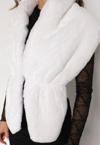 Born2be - Białe Futrzane Ponczo Narzutka Bralinne. Kolor: biały. Materiał: futro #5