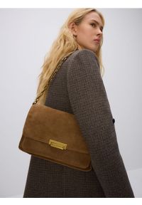 Reserved - Zamszowa torebka na ramię - beżowy. Kolor: beżowy. Materiał: zamszowe. Rodzaj torebki: na ramię #1
