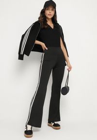 Born2be - Czarne Marszczone Legginsy Dzwony z Wysokim Stanem i Lampasami Nakatia. Okazja: na co dzień. Stan: podwyższony. Kolor: czarny. Styl: sportowy, elegancki, casual #4