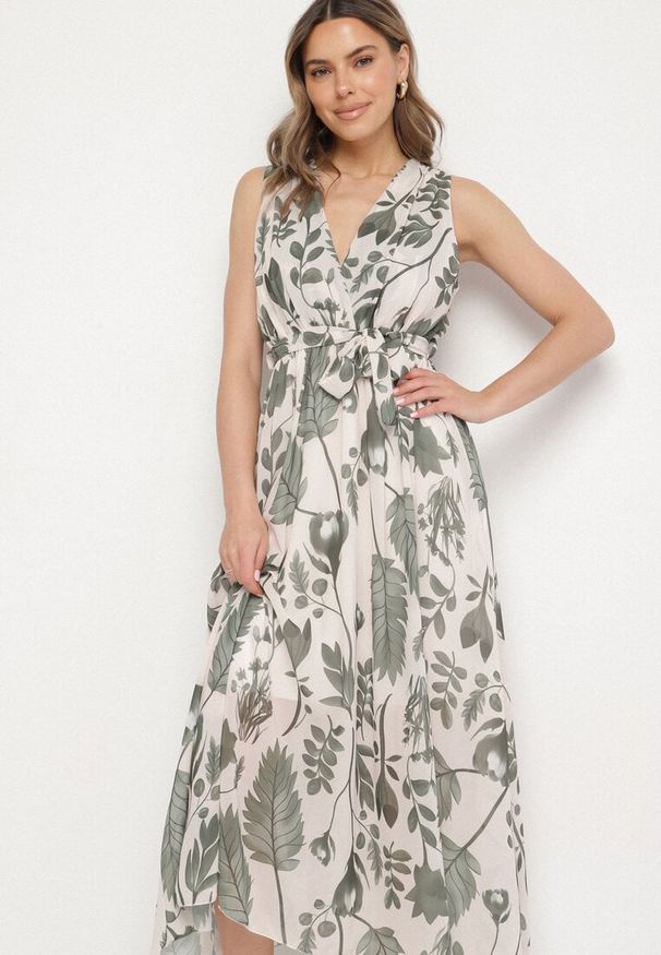 Born2be - Zielona Kopertowa Sukienka z Wiskozą z Wiązanym Paskiem Nativire. Okazja: na co dzień. Typ kołnierza: dekolt w serek. Kolor: zielony. Materiał: wiskoza. Typ sukienki: kopertowe. Styl: elegancki, casual, klasyczny