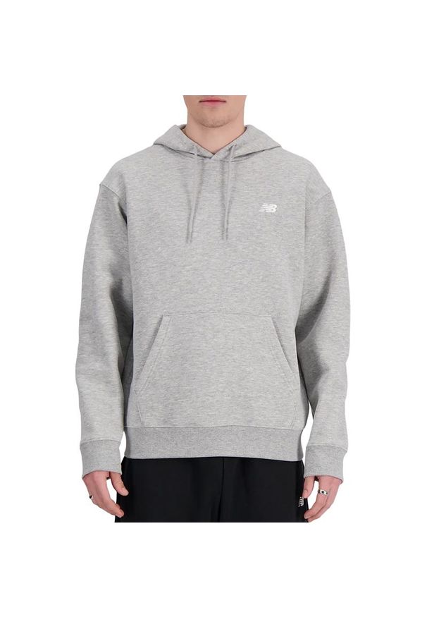 Bluza New Balance MT41508AG - szara. Okazja: na co dzień. Kolor: szary. Materiał: bawełna, poliester, tkanina, dresówka. Wzór: aplikacja. Styl: klasyczny, casual