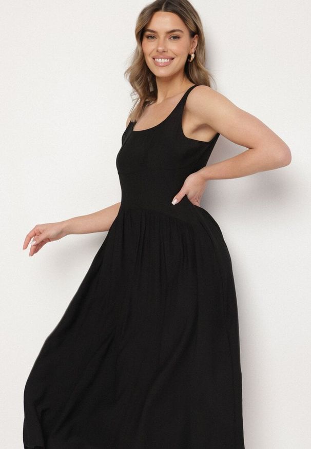 Born2be - Czarna Wiskozowa Sukienka o Rozkloszowanym Kroju Milareina. Okazja: na co dzień. Kolor: czarny. Materiał: wiskoza. Długość rękawa: długi rękaw. Wzór: aplikacja. Typ sukienki: rozkloszowane. Styl: casual, elegancki