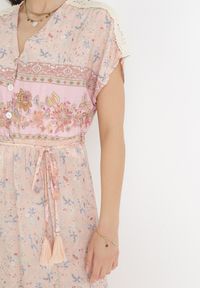 Born2be - Jasnoróżowa Bawełniana Sukienka Maxi z Gumką w Talii i Cienkim Paskiem z Chwostami Kenadi. Kolor: różowy. Materiał: bawełna. Długość rękawa: krótki rękaw. Sezon: wiosna, lato. Typ sukienki: rozkloszowane. Długość: maxi #3