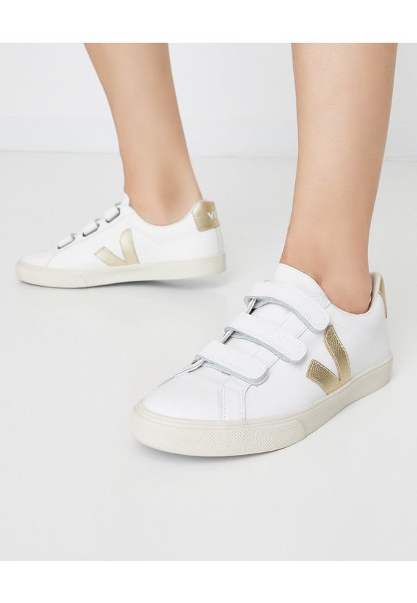 Veja - VEJA - Skórzane sneakersy Esplar. Zapięcie: pasek. Kolor: biały. Materiał: skóra. Wzór: napisy, paski, aplikacja