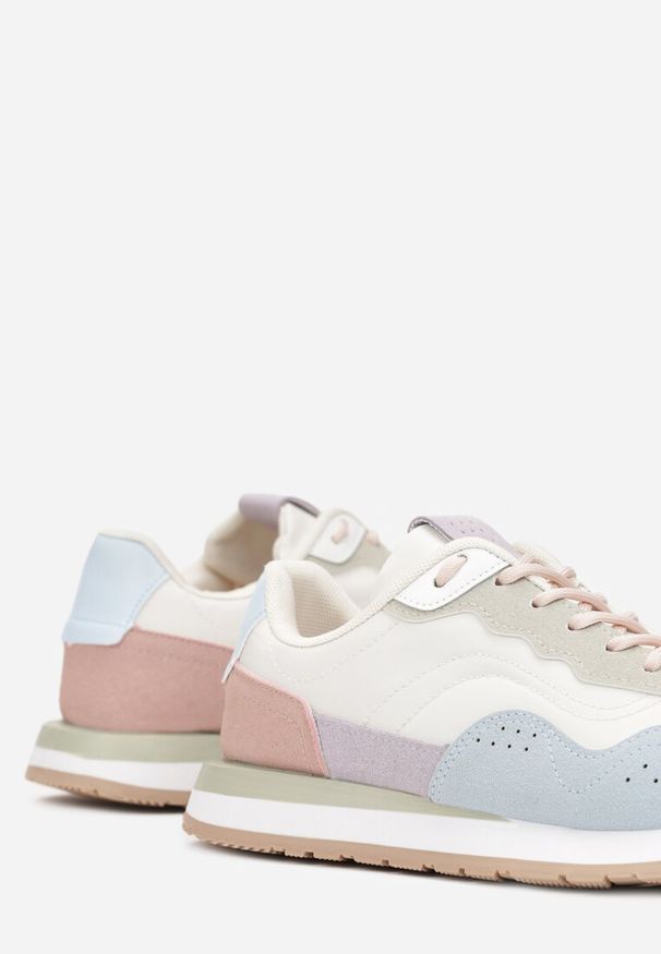 Renee - Biało-Niebieskie Sneakersy Zdobione Wstawkami z Imitacji Skóry Fayela. Kolor: biały. Materiał: skóra. Wzór: aplikacja
