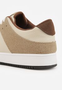 Born2be - Ciemnobeżowe Sneakersy Ozdobione Perforacją Isselina. Okazja: na spacer, na co dzień. Kolor: beżowy. Wzór: aplikacja. Sport: turystyka piesza #4
