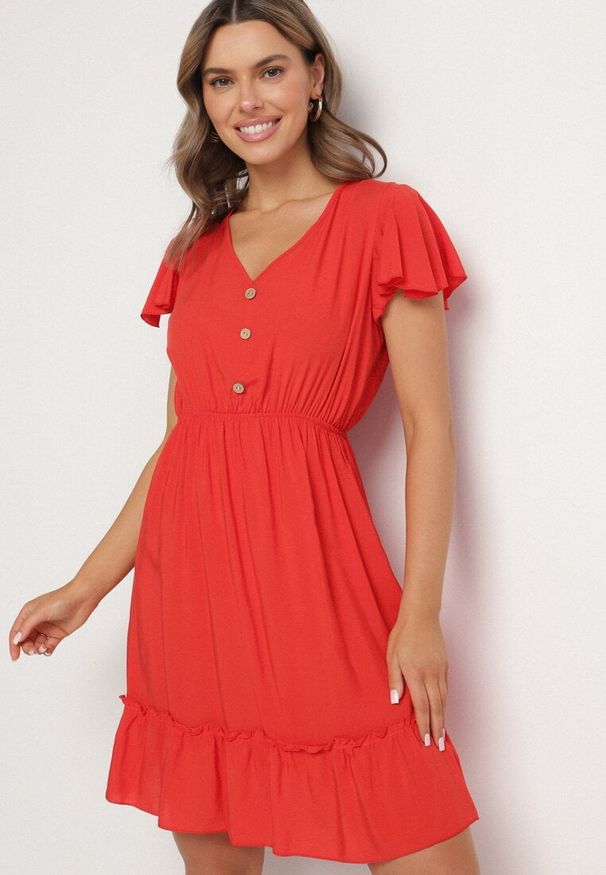 Born2be - Czerwona Rozkloszowana Bawełniana Sukienka z Guzikami i Falbanami Natinema. Okazja: na co dzień. Typ kołnierza: dekolt w serek. Kolor: czerwony. Materiał: bawełna. Sezon: lato. Styl: casual