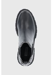 Guess Sztyblety skórzane damskie kolor czarny na płaskim obcasie. Nosek buta: okrągły. Kolor: czarny. Materiał: skóra. Obcas: na obcasie. Wysokość obcasa: średni, niski #3