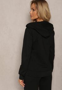 Renee - Czarna Bluza z Kapturem na Suwak z Metalową Aplikacją Jevase. Okazja: na co dzień. Typ kołnierza: kaptur. Kolor: czarny. Materiał: jeans. Długość rękawa: długi rękaw. Długość: długie. Wzór: aplikacja. Styl: casual