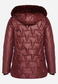 Born2be - Bordowa Pikowana Kurtka z Kapturem z Futerkiem Azilma. Okazja: na co dzień, na spacer. Typ kołnierza: kaptur. Kolekcja: plus size. Kolor: czerwony. Materiał: futro. Wzór: aplikacja. Styl: klasyczny, casual