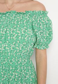 Born2be - Zielona Sukienka Midi z Wiskozy Hiszpanka w Kwiatowy Print Oserafia. Typ kołnierza: dekolt hiszpanka. Kolor: zielony. Materiał: wiskoza. Wzór: nadruk, kwiaty. Styl: boho. Długość: midi #3