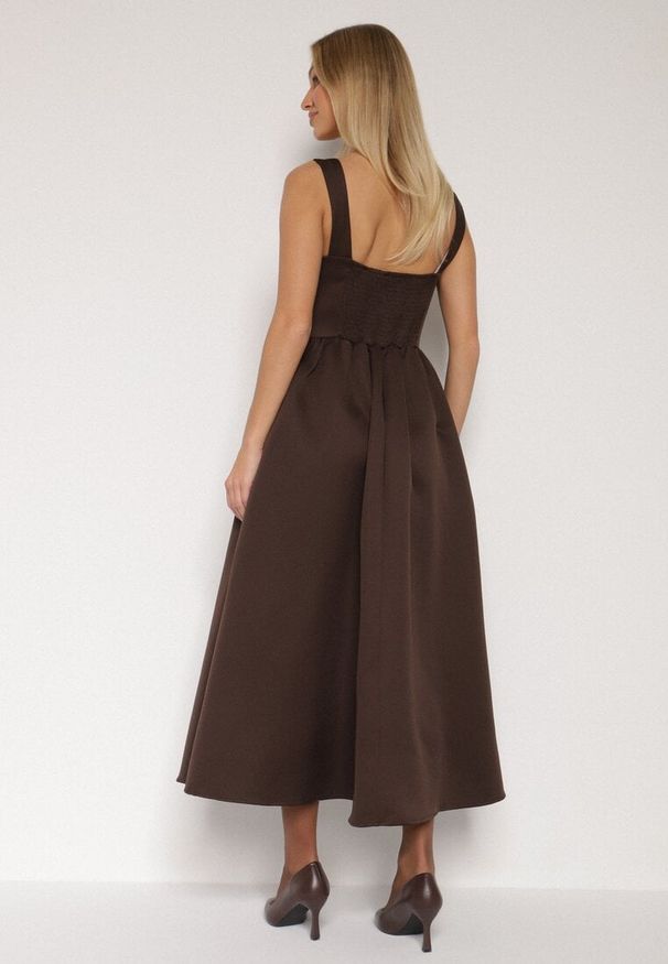 Born2be - Brązowa Rozkloszowana Sukienka na Szerokich Ramiączkach Reterna. Okazja: na imprezę. Typ kołnierza: dekolt kwadratowy. Kolor: brązowy. Długość rękawa: na ramiączkach. Styl: elegancki. Długość: mini