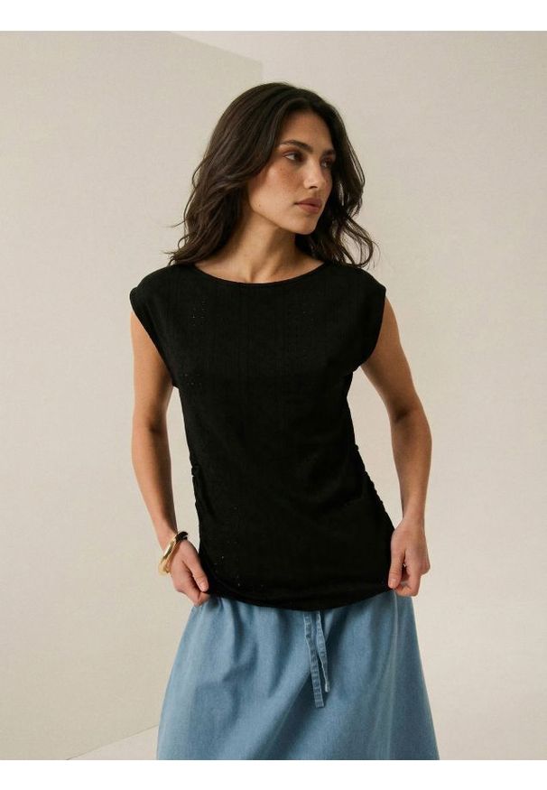 Sinsay - Bluzka bez rękawów z ażurowym wzorem - czarny. Kolor: czarny. Długość rękawa: bez rękawów. Wzór: ażurowy