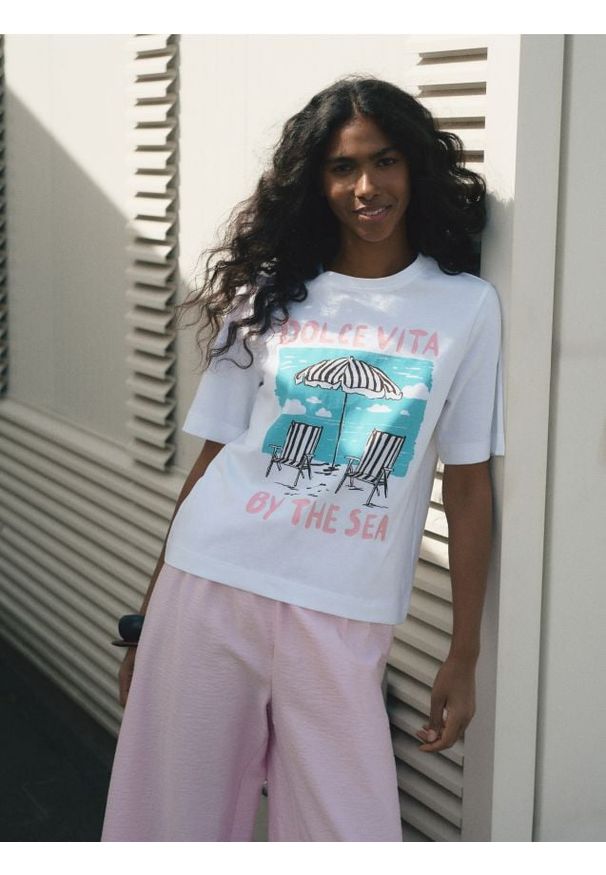 Reserved - Bawełniany t-shirt z nadrukiem - złamana biel. Materiał: bawełna. Wzór: nadruk