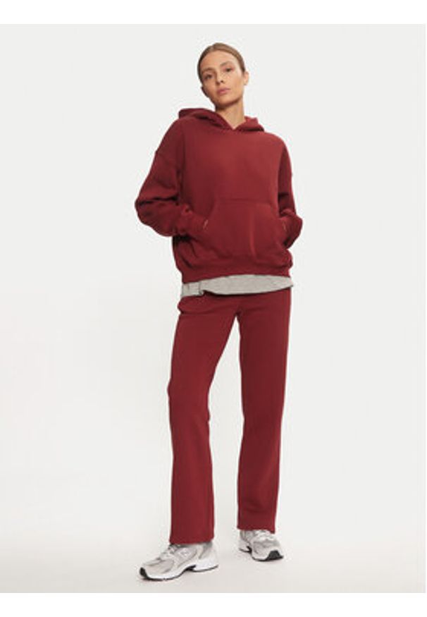 Gina Tricot Spodnie dresowe Basic 21183 Czerwony Relaxed Fit. Kolor: czerwony. Materiał: bawełna, syntetyk