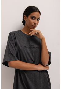 Marsala - T-shirt typu oversize z HAFTEM w kolorze GRAPHITE - EAZY-M/L. Kolor: szary. Materiał: bawełna. Wzór: haft. Styl: klasyczny, elegancki
