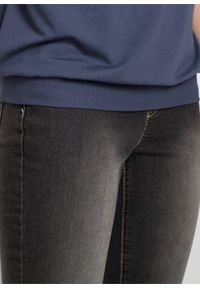 bonprix - Shirt z gwiazdą. Kolor: niebieski. Wzór: aplikacja #2