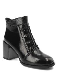 Czarne Botki Lakierowane Filippo Eleganckie Buty Damskie. Okazja: na co dzień. Kolor: czarny. Materiał: lakier. Sezon: jesień. Obcas: na obcasie. Styl: elegancki. Wysokość obcasa: średni